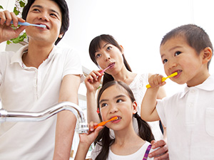 歯磨きをする家族